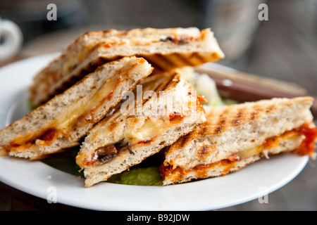 Leckere Sandwiches draußen im café Stockfoto