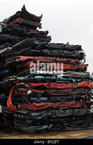 Schrott-Autos zu einem Recyclingzentrum, Opladen in der Nähe von Leverkusen, Nordrhein-Westfalen, Deutschland. Stockfoto