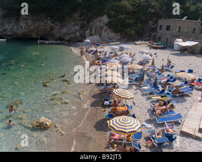 Sonnenanbeter am Strand, Mittelmeer Küste, Halbinsel von Sorrent, Italien, Europa Stockfoto