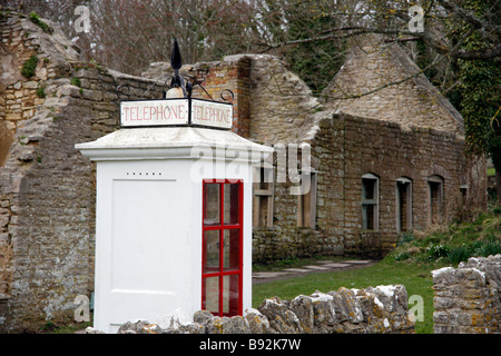 Alte Öffentliche K1 Telefon, und ruiniert Cottages Tyneham Dorf Dorset Stockfoto