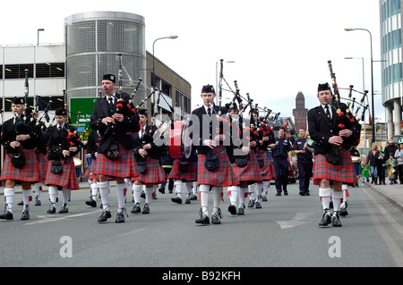 irischen Pipers marschieren in irischen Parade in Manchester Stockfoto