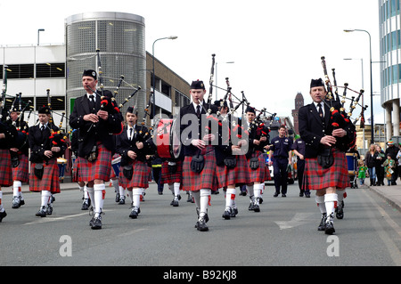 irischen Pipers marschieren in irischen Parade in Manchester Stockfoto