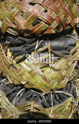 Kohle in gewebte Reed Körbe Stone Town Sansibar Dianne Christie 2006 Stockfoto