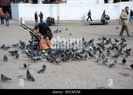 Füttern von Tauben Damplatz Amsterdam Stockfoto