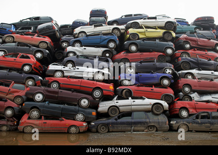 Schrott-Autos zu einem Recyclingzentrum, Opladen in der Nähe von Leverkusen, Nordrhein-Westfalen, Deutschland. Stockfoto