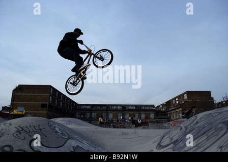 Mann springt mit Fahrrad auf Brixton Spielplatz Stockfoto