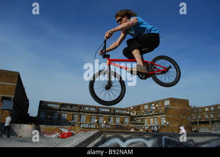 Mann springt mit Fahrrad im Brixton Spielplatz Stockfoto