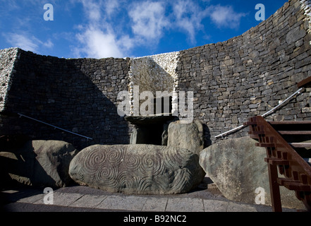 Der Eingang zum Newgrange zeigt den Eingang Bordsteinkante 1 K1 und Dachbox auf der Wintersonnenwende die Morgensonne scheint durch Stockfoto