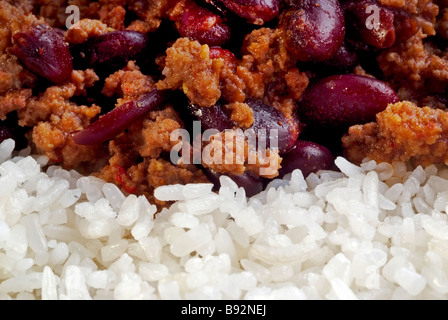 Nahaufnahme von Chili Con Carne Hackfleisch Fleisch mit Bohnen und Reis Stockfoto