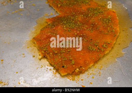 Süße Kenafeh Freude in einer Pfanne im Ja'far oder Ja'far Pastry Store verkaufen, Baklava und kanafeh im muslimischen Viertel der Altstadt Ost Jerusalem Israel Stockfoto