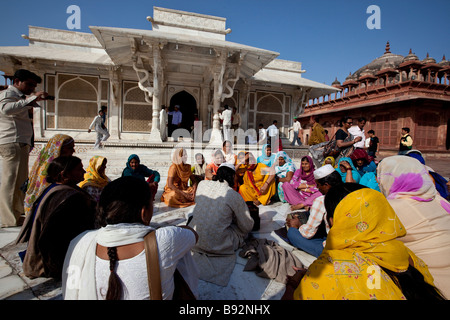 Musiker vor Scheich Salim Chishti Grab im Inneren die Freitagsmoschee in Fatehpur Sikri Indien Stockfoto