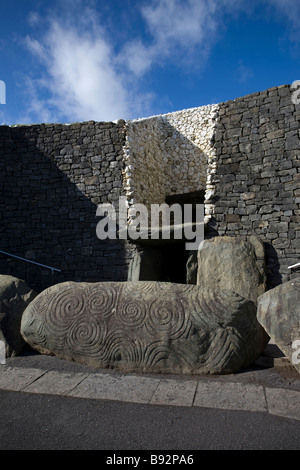 Der Eingang zum Newgrange zeigt den Eingang Bordsteinkante 1 K1 und Dachbox auf der Wintersonnenwende die Morgensonne scheint durch Stockfoto