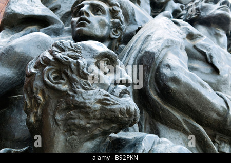 Detail der Mauer der Gedenkstätten auf dem Warschauer Ghetto-Platz in Yad Vashem, dem World Holocaust Remembrance Center in Jerusalem, Israel, zum Gedenken an die Stockfoto