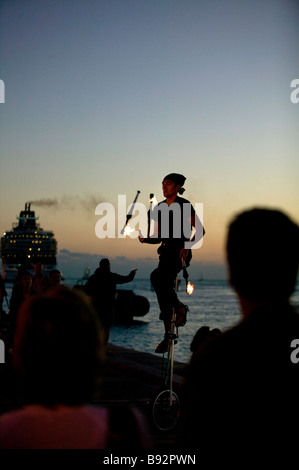 Feuer-Esser-Jongleur in Mallory Sq Key West Florida Stockfoto