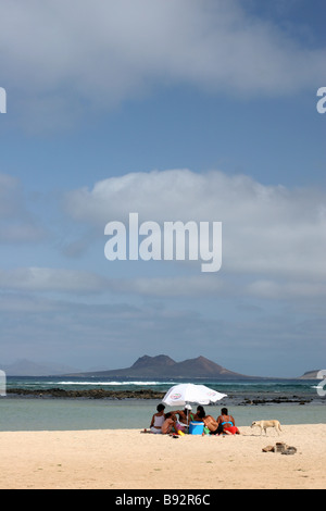 Familie picknicken am Strand von Baia Das Gatas, auf Sao Vicente, eine der Kapverdischen Inseln. Stockfoto