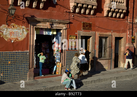 Straße Szene rund um die Plaza von San Miguel de Allende, Mexiko Stockfoto