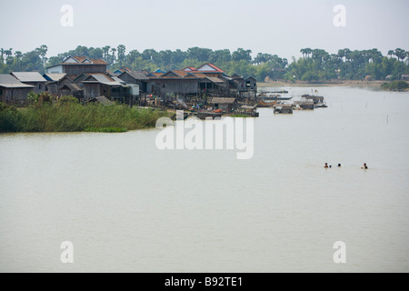 Kleines Fischerdorf am Fluss Siem etwa 60 Kilometer nördlich von Phnom Penh Stockfoto