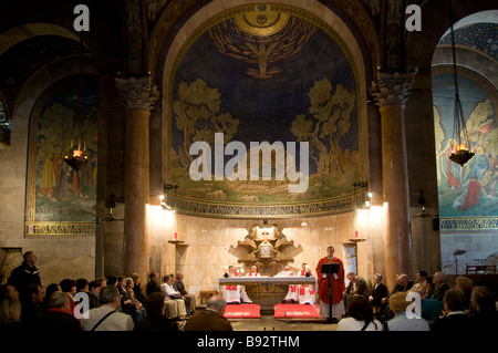 Katholische Messe in der Römisch-katholischen Kirche aller Nationen auch als Basilika der Agonie in Ölberg in Ost-jerusalem Israel bekannt Stockfoto