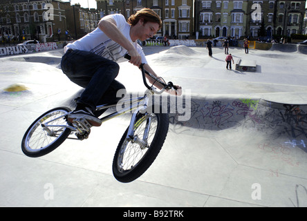 Mann in der Luft mit Fahrrad auf Brixton Spielplatz Stockfoto