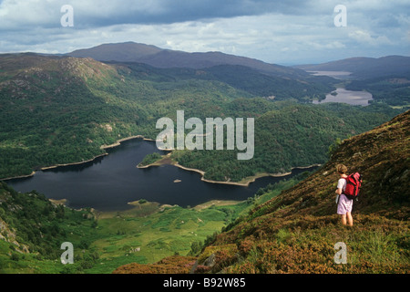 Walker auf Ben Venue Blick auf Loch Katrine Stockfoto