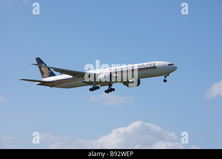 Boeing 777-312ER von Singapore Airlines im Endanflug zur Landung am Flughafen Auckland, Neuseeland. Stockfoto