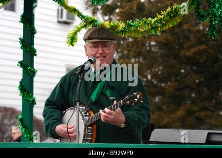 Man spielt Banjo auf Schwimmer in St. Patricks Day Parade Stockfoto