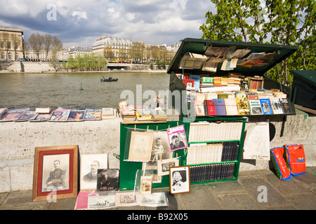 Second-Hand Buchladen am Kai Fluss Seine Paris Frankreich Europa Stockfoto