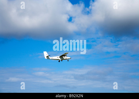 Skybus Dehavilland Twin Otter DCH 6 Flugzeug fliegen im Sommersonne von Cornwall, Isles of Scilly England West Country England Stockfoto