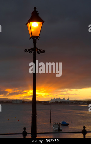 Minehead Hafen und Blick auf Butlins Ferienlager in der Morgendämmerung unter einer Straßenlaterne Minehead Exmoor Somerset UK Stockfoto