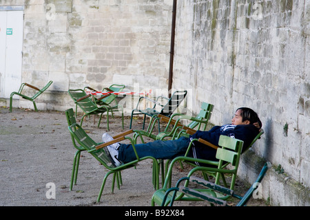 Mann fängt ein bisschen Abschaltung an einem klaren Wintertag in Tuileries, Paris Stockfoto