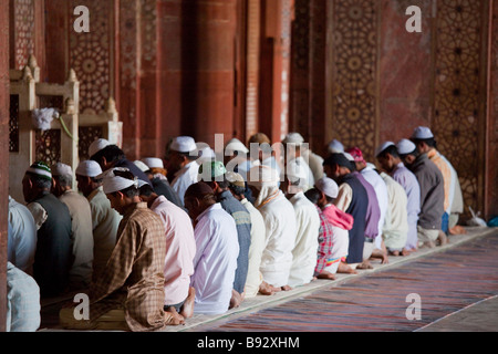 Muslimische Männer beten in die Freitagsmoschee in Fatehpur Sikri Indien Stockfoto