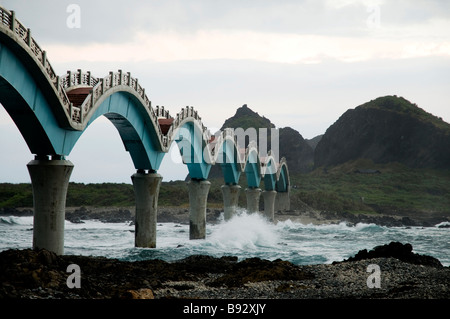 Langzeitbelichtung der SanSianTai - 8-Bogen-Brücke in Taidong County, Taiwan, mit unscharfen seidige Wasser des Meeres Stockfoto