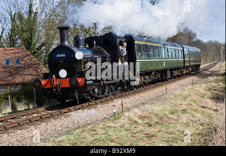 Beattie Tank gut Lok Nr. 30585 anläßlich seines Besuches in der Mid-Hants Eisenbahn für den Frühling Gala 2009, in der Nähe von Alresford angesehen Stockfoto