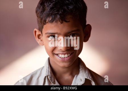 Indianerjunge innerhalb der Freitagsmoschee in Fatehpur Sikri Indien Stockfoto