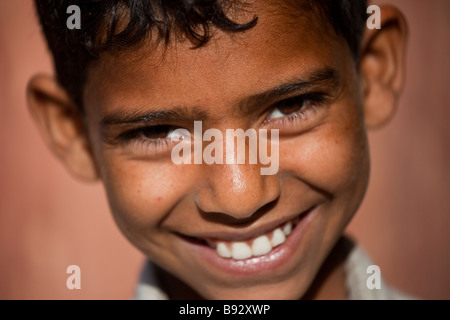 Indianerjunge innerhalb der Freitagsmoschee in Fatehpur Sikri Indien Stockfoto