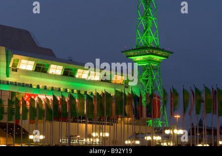 Berlin A spezielle grüne Beleuchtung der ICC und der alte Funkturm für die internationale Grüne Woche Berlin 2008 in der Nacht Stockfoto