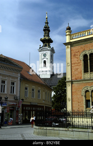 Bischofsresidenz rechts, orthodoxe Kathedrale des Heiligen Georg, Novi Sad, Serbien Stockfoto