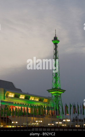 Berlin A spezielle grüne Beleuchtung der ICC und der alte Funkturm für die internationale Grüne Woche Berlin 2008 in der Nacht Stockfoto