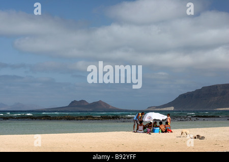 Familie picknicken am Strand von Baia Das Gatas, auf Sao Vicente, eine der Kapverdischen Inseln. Stockfoto