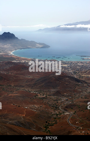 Panoramablick von Mindelo, Hafenstadt auf São Vicente, eine der Kapverdischen Inseln, vom Monte Verde. Stockfoto