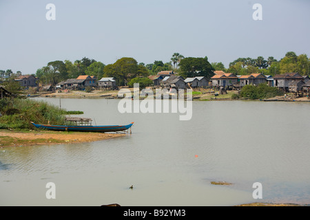 Kleines Fischerdorf am Fluss Siem etwa 60 Kilometer nördlich von Phnom Penh Stockfoto