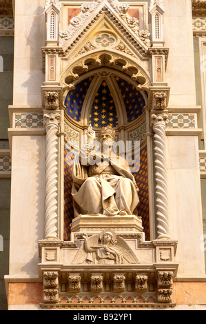 Nahaufnahme der steinmetzarbeiten an der Fassade von Florenz Duomo (Kathedrale von Santa Maria Del Fiore, Florenz Italien Stockfoto