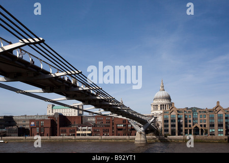 St Pauls Cathedral und der Millennium Bridge in London UK Stockfoto