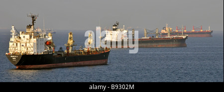 Versand in Heat Haze einschließlich Bulker und Tanker auf See Anchorage aus Küste von Fujairah Golf von Oman in der Nähe der Straße von Hormuz im Nahen Osten Stockfoto