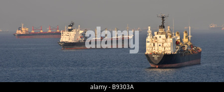 Unbeladene Schifffahrt in Hitzefeuer Massengutfrachter und Öltanker Küstengewässer ankern vor dem Bunkerhafen Fujairah der Vereinigten Arabischen Emirate Golf von Oman in der Nähe der Straße von Hormuz Stockfoto