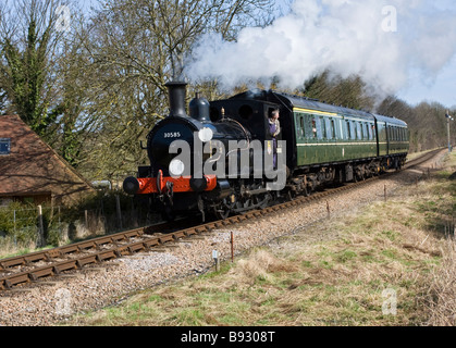 Beattie Tank gut Lok Nr. 30585 anläßlich seines Besuches in der Mid-Hants Eisenbahn für den Frühling Gala 2009, in der Nähe von Alresford angesehen Stockfoto