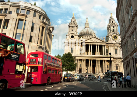 Stadt der Londoner St. Pauls Cathedral von Fleet Street gesehen Stockfoto