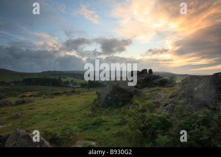 Blick vom Hound Tor in Richtung Hayne hinunter auf windigen Sommerabend, Dartmoor, Devon, England, UK Stockfoto