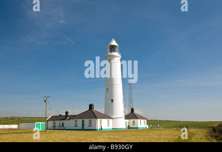 Der funktionierende Leuchtturm am Nash Point an der Glamorgan Heritage Coast South Wales an einem sonnigen Tag Stockfoto