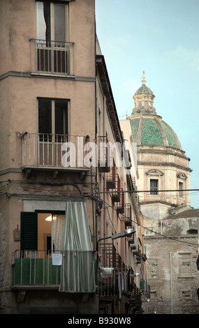 Eine Straße in der Nähe der Cattedrale di San Lorenzo (im Bild), Trapani, West-Sizilien, Italien. Stockfoto